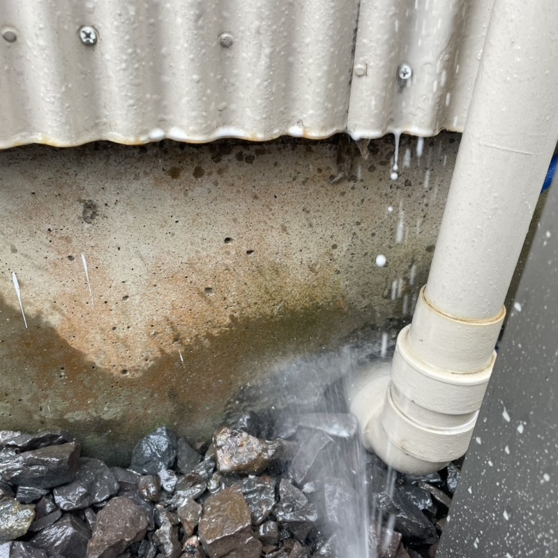 建物外周にシロアリ駆除剤を散布