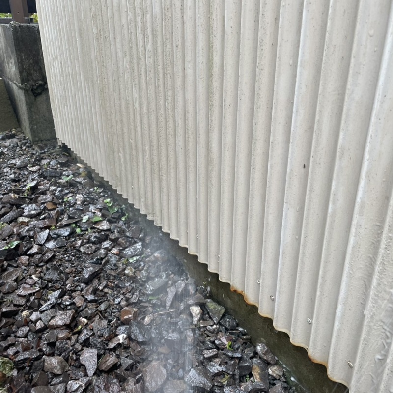 建物外周にシロアリ駆除剤を散布
