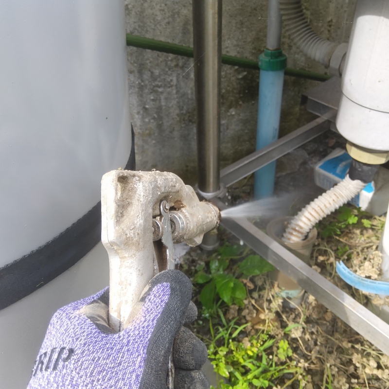 建物外周にシロアリ駆除剤を散布