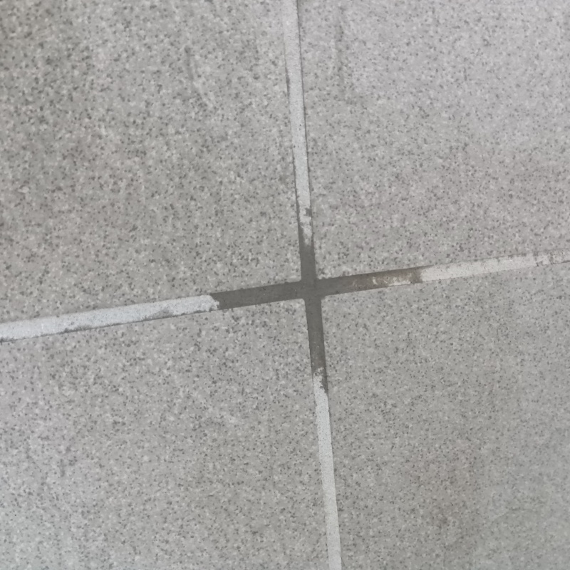 開けた穴をパテで補修