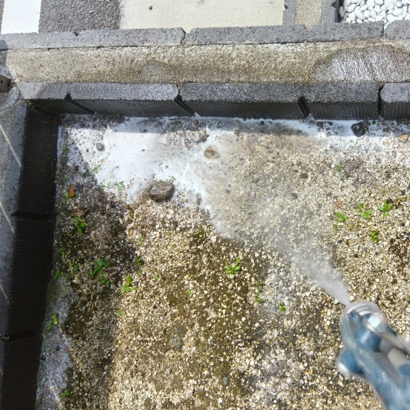 建物外周にシロアリ駆除剤を散布