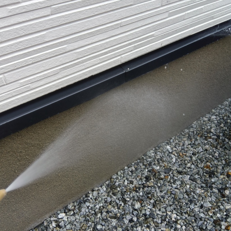 建物外周にシロアリ駆除剤を散布