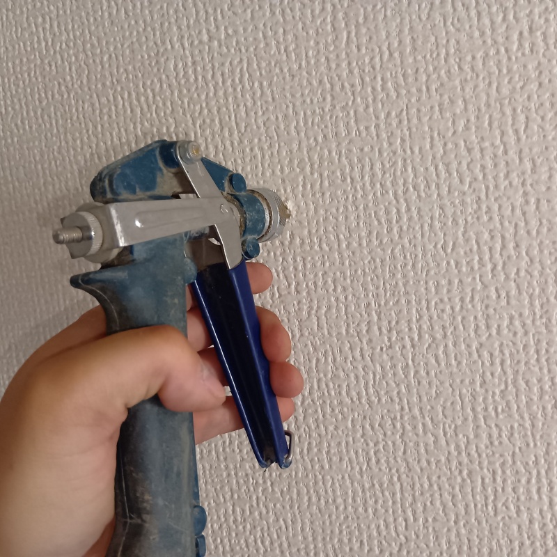 トイレの壁にシロアリ駆除剤を注入する様子