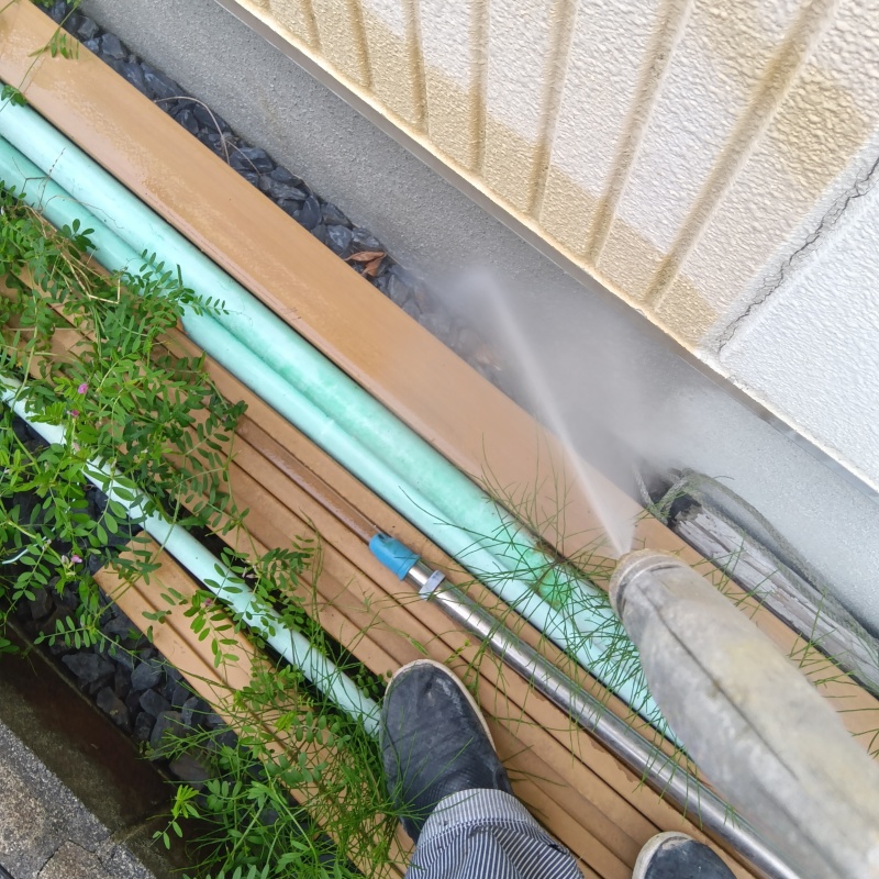 基礎まわりにシロアリ駆除剤を散布する様子