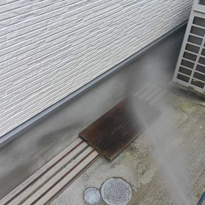 基礎まわりにシロアリ駆除剤を散布する様子