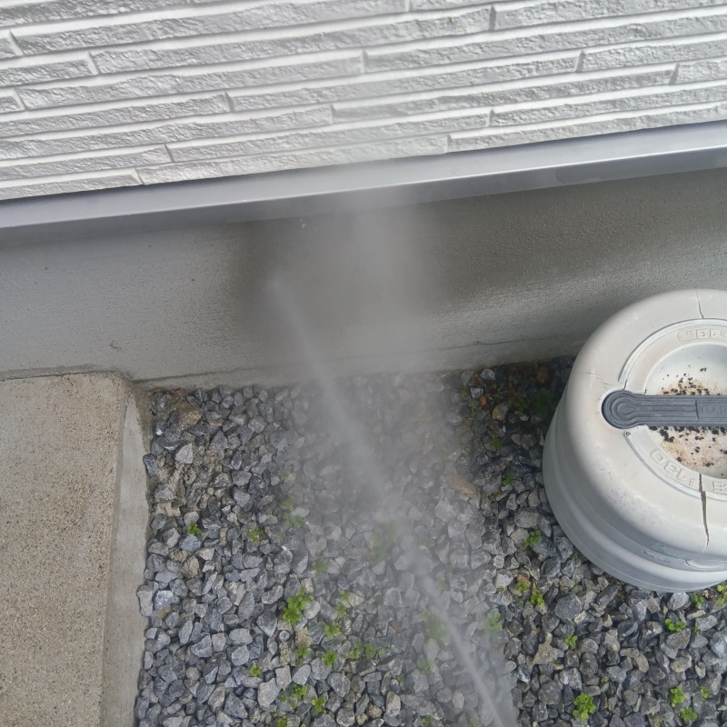 基礎まわりにシロアリ駆除剤を散布する様子
