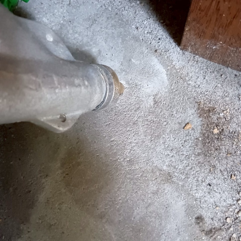土間の床にシロアリ駆除剤を注入する様子