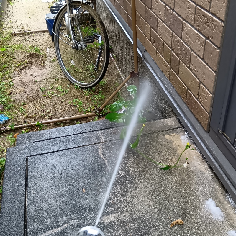 基礎まわりににシロアリ駆除剤を散布する様子