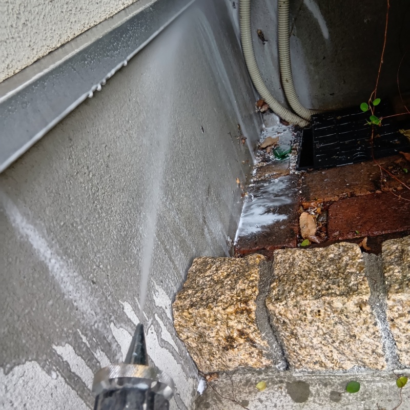 基礎まわりにシロアリ駆除剤を散布する様子