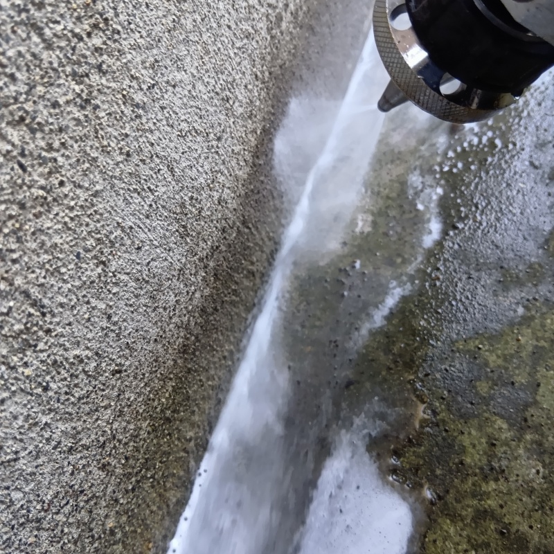 基礎まわりにシロアリ駆除剤を散布する様子