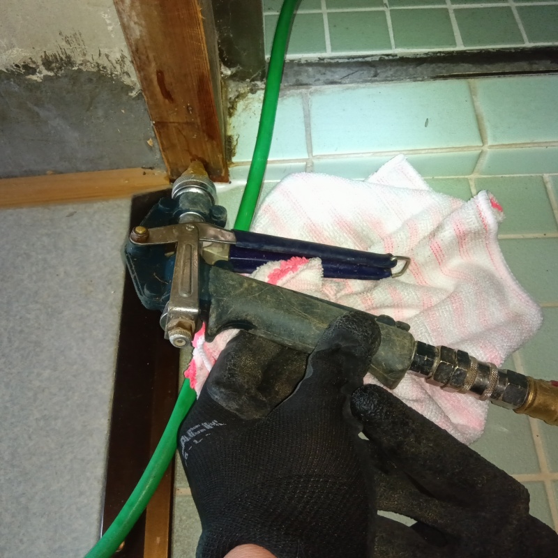 浴室付近の柱にシロアリ駆除剤を注入する様子