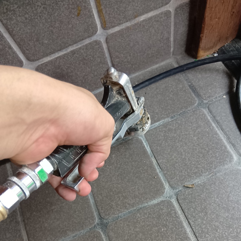 玄関の床にシロアリ駆除剤を注入する様子