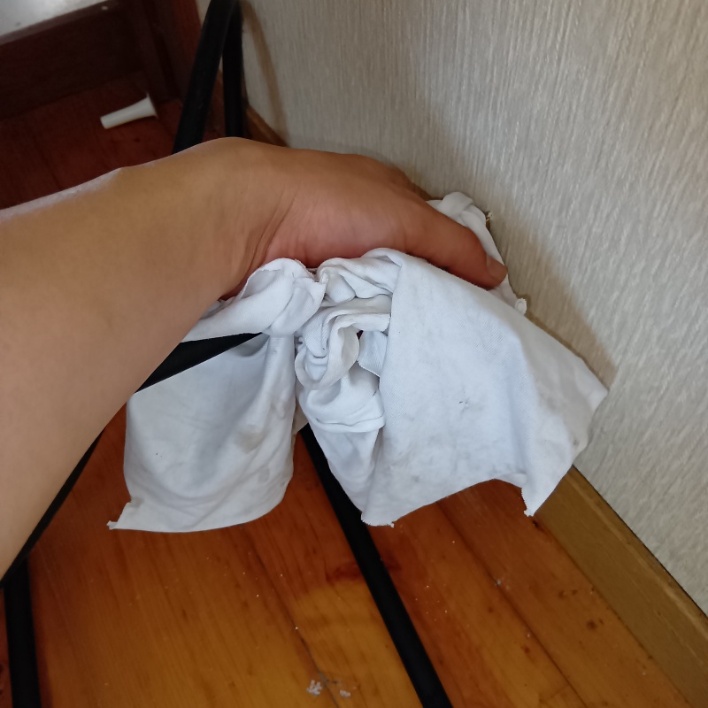 廊下の壁にシロアリ駆除剤を注入する様子