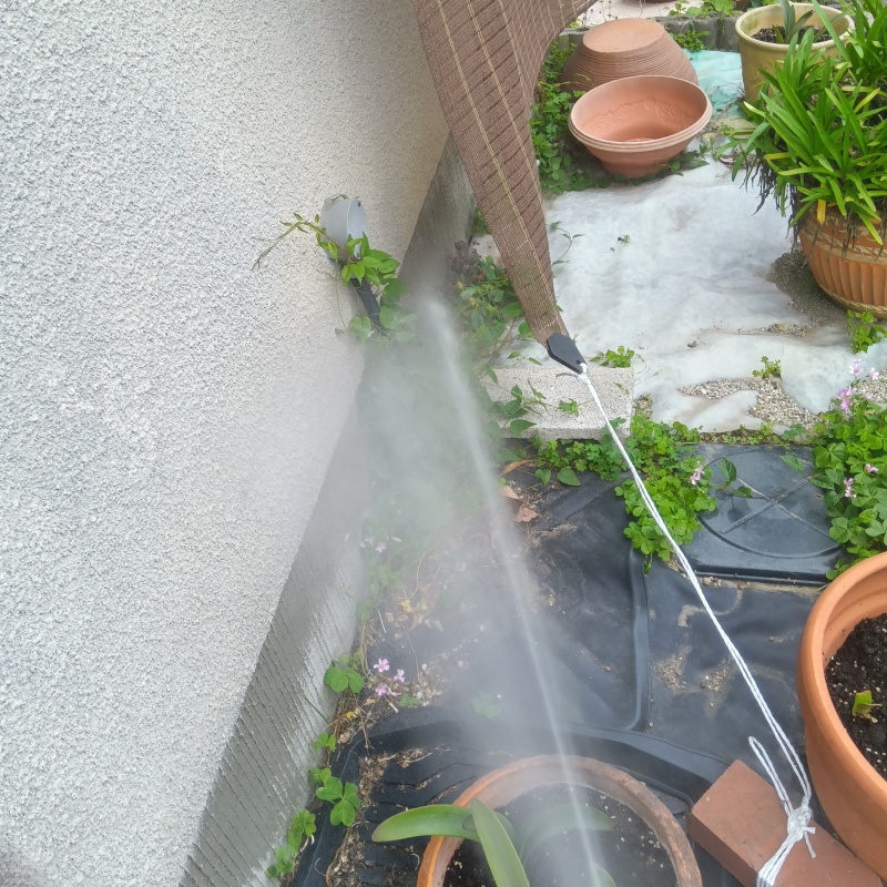 基礎まわりにシロアリ駆除剤を散布する様子