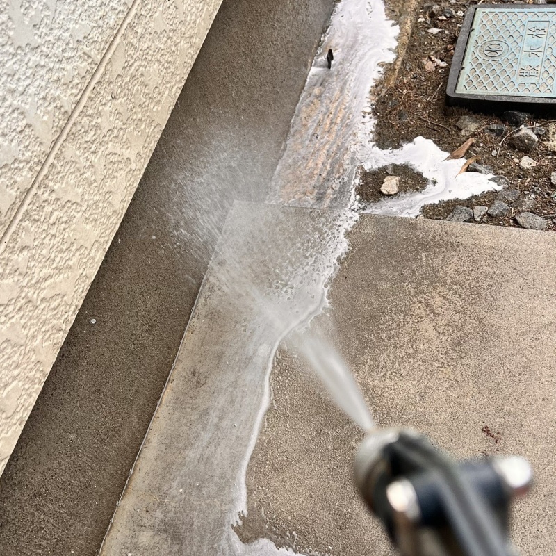 基礎まわりにシロアリ駆除剤を散布する様子