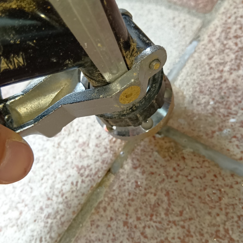玄関の床に防蟻剤を注入する様子