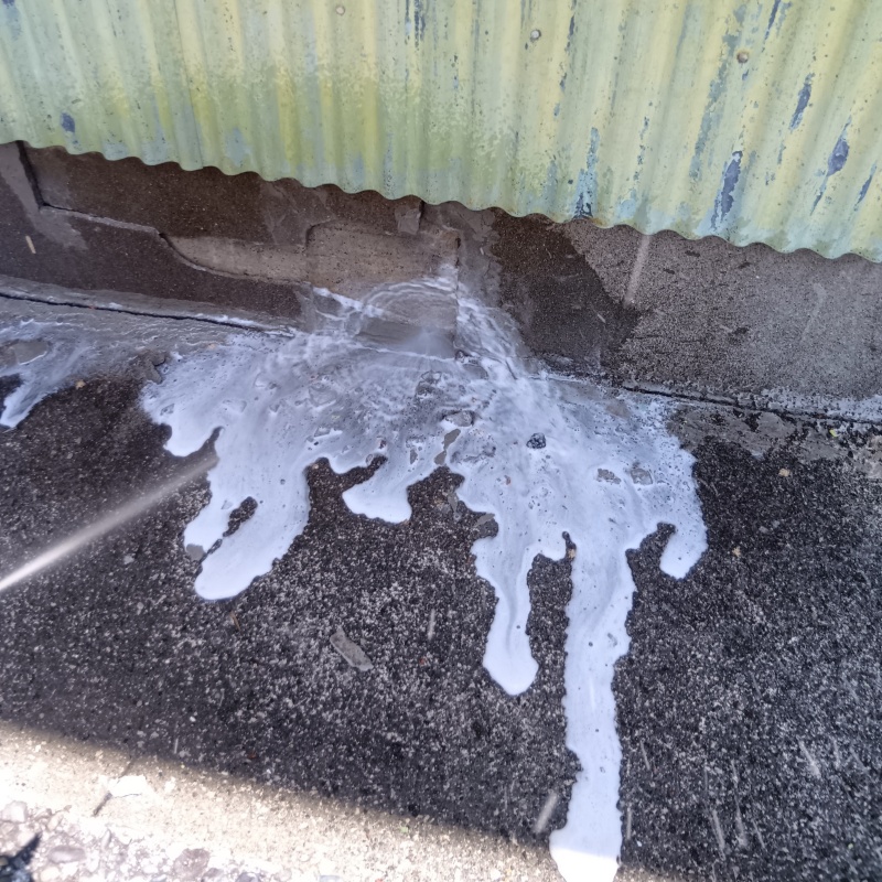 基礎まわりにシロアリ駆除剤を散布する様子