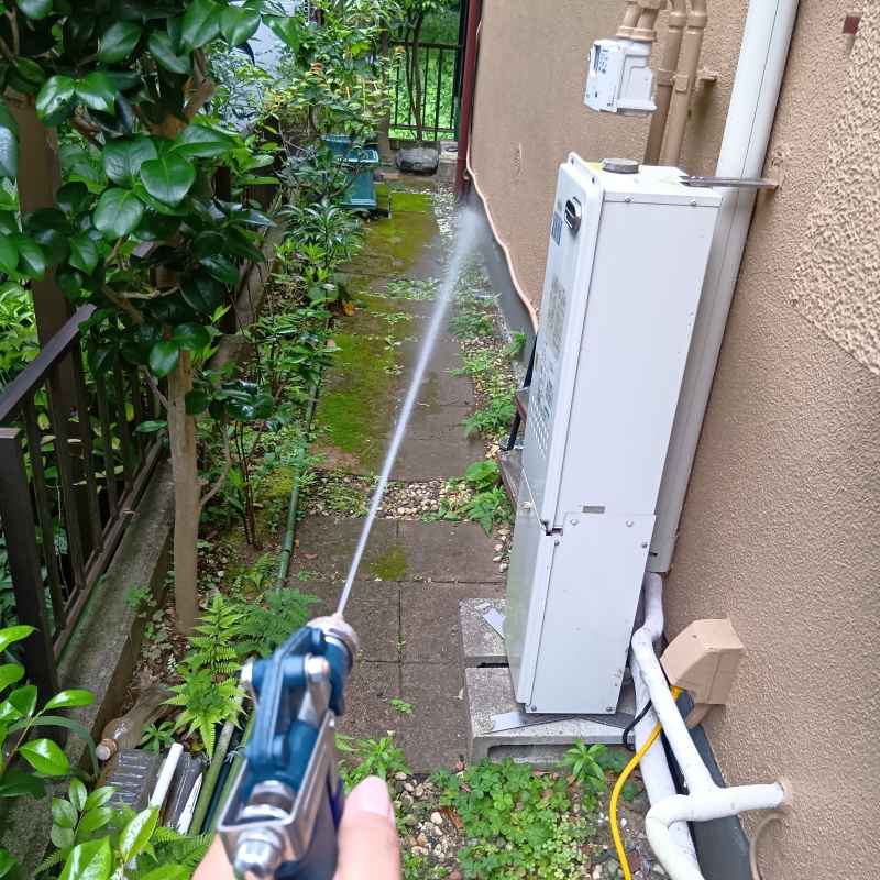 基礎まわりにシロアリ駆除剤を散布する様子