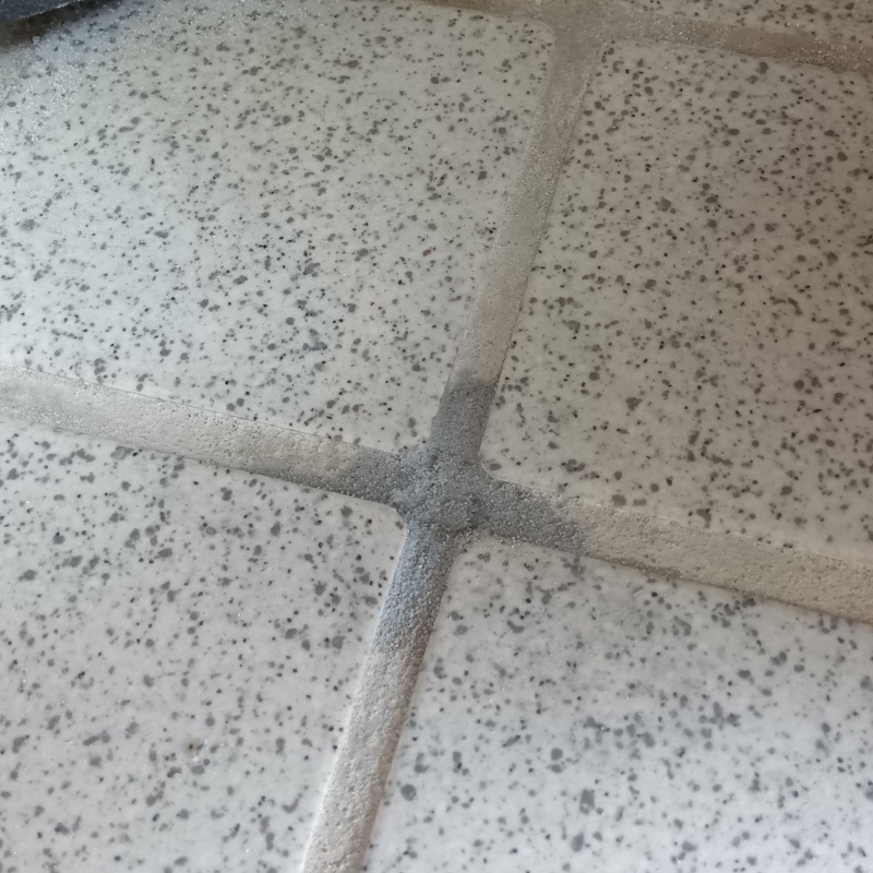 開けた穴をパテで補修