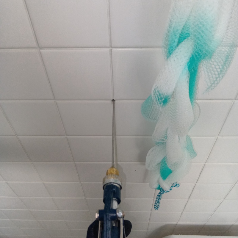 浴室の壁タイルにシロアリ駆除剤を注入