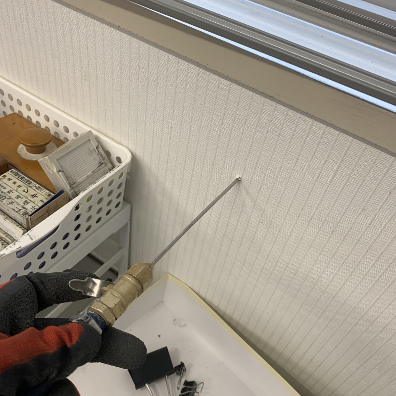 室内の壁にシロアリ駆除剤を注入