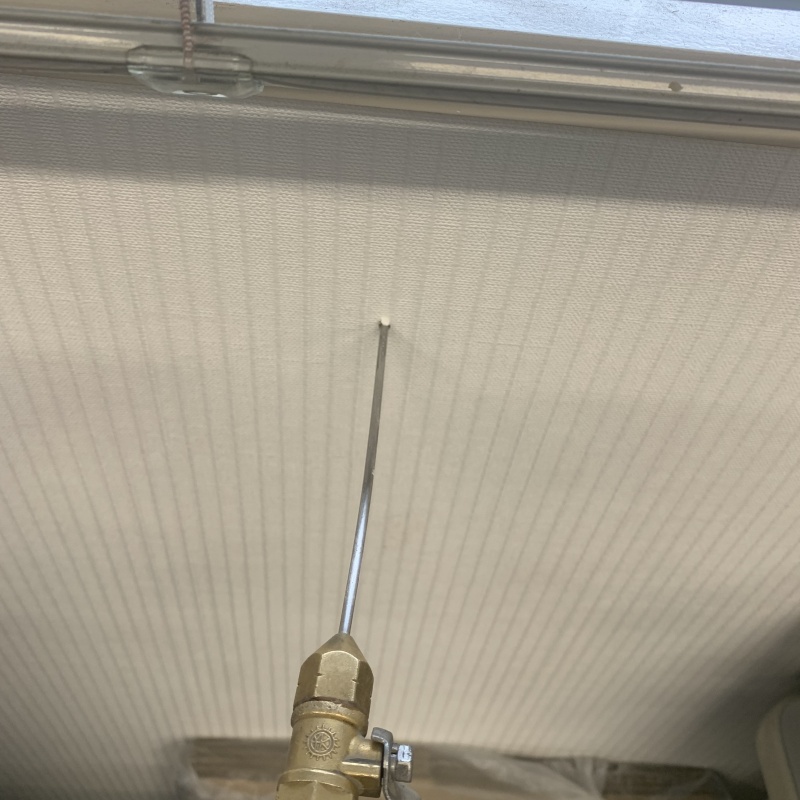 室内の壁にシロアリ駆除剤を注入