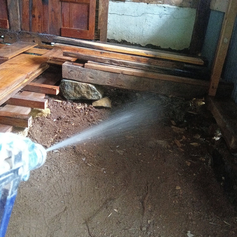 土間にシロアリ駆除剤を散布