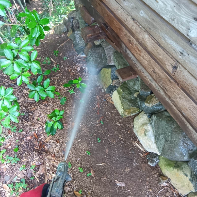 建物外周にシロアリ駆除剤を散布