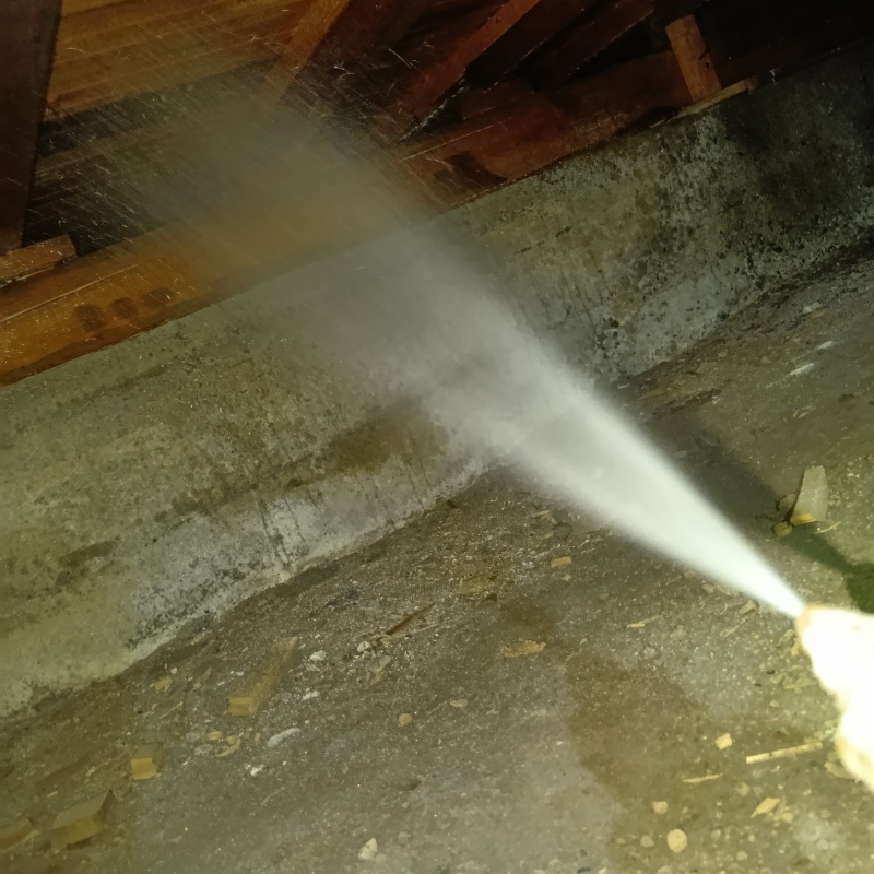 床下の木部にシロアリ駆除剤を散布