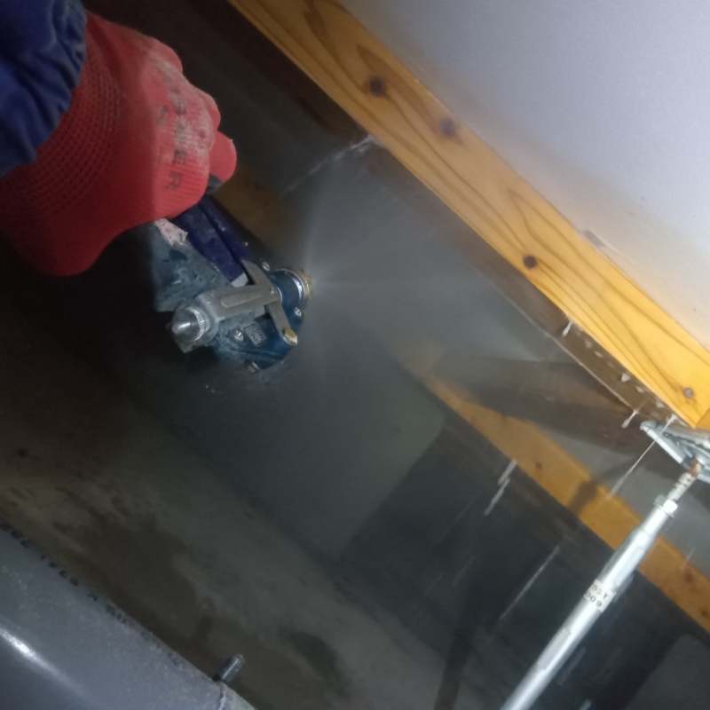 床下の木部にシロアリ駆除剤を散布