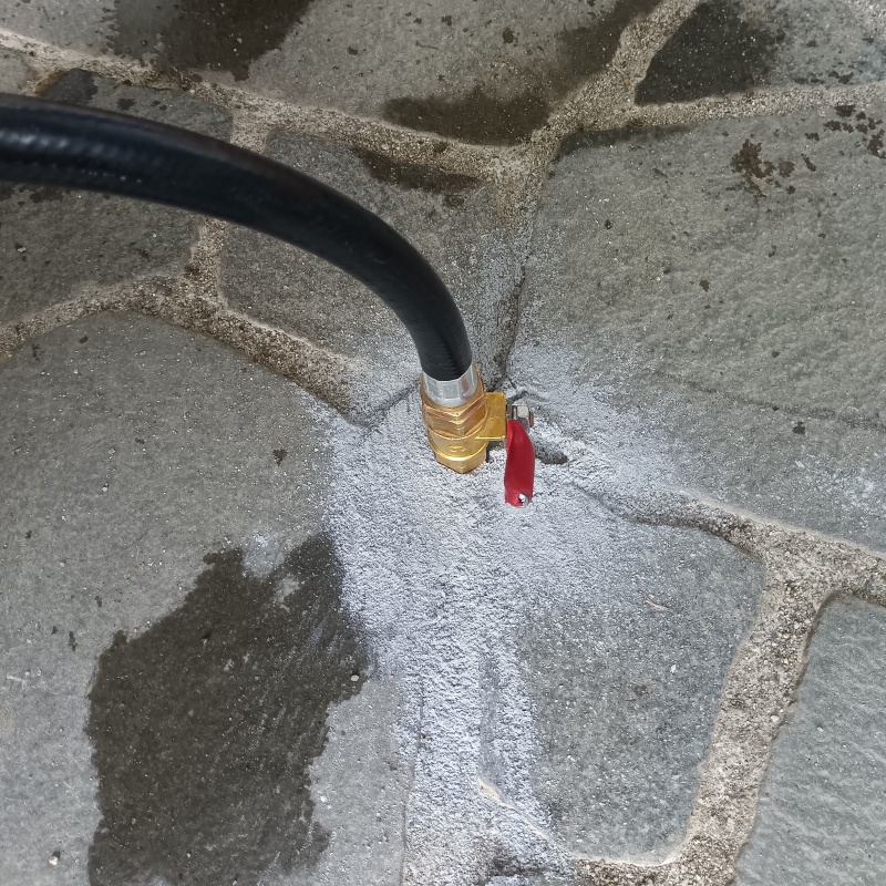 玄関の石床にシロアリ駆除剤を注入