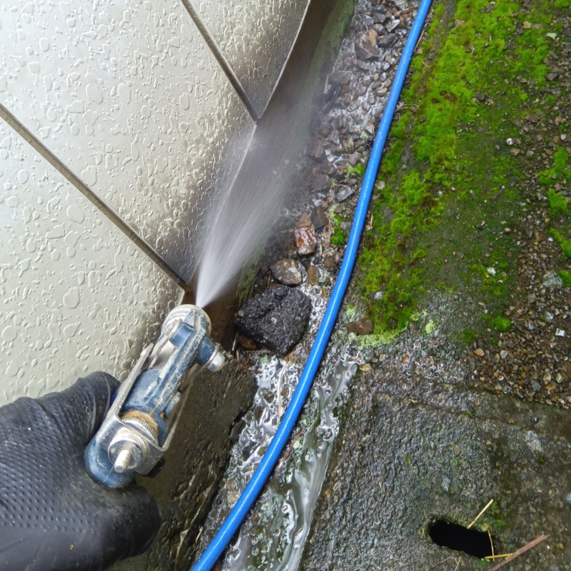 建物外周にシロアリ駆除剤を散布