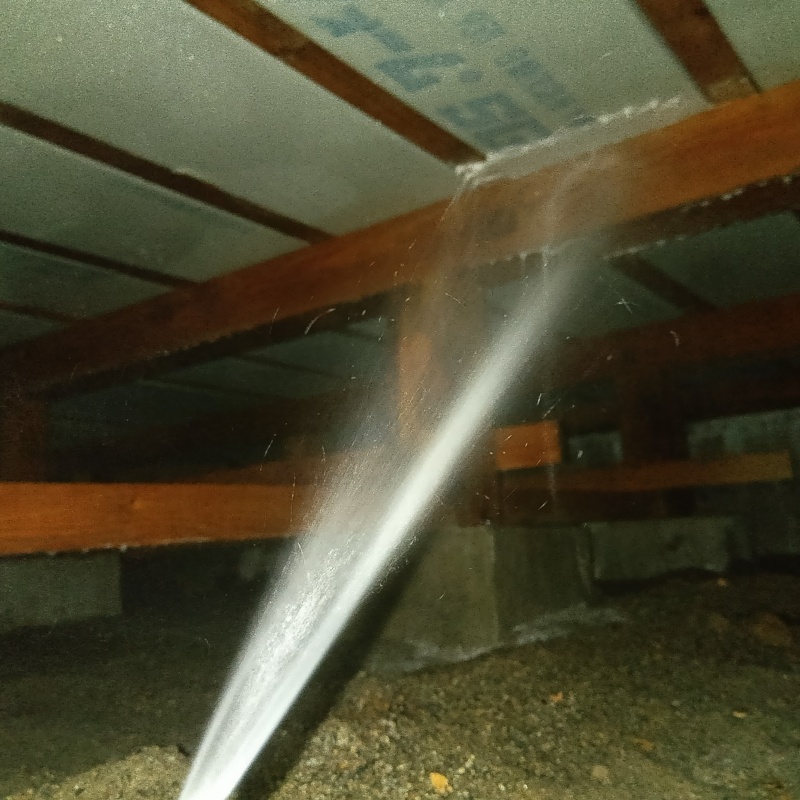 床下の木材にシロアリ駆除剤を散布する様子