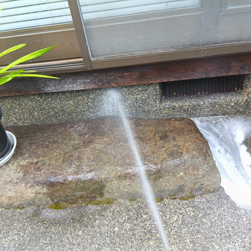 基礎まわりにシロアリ駆除剤を散布する様子