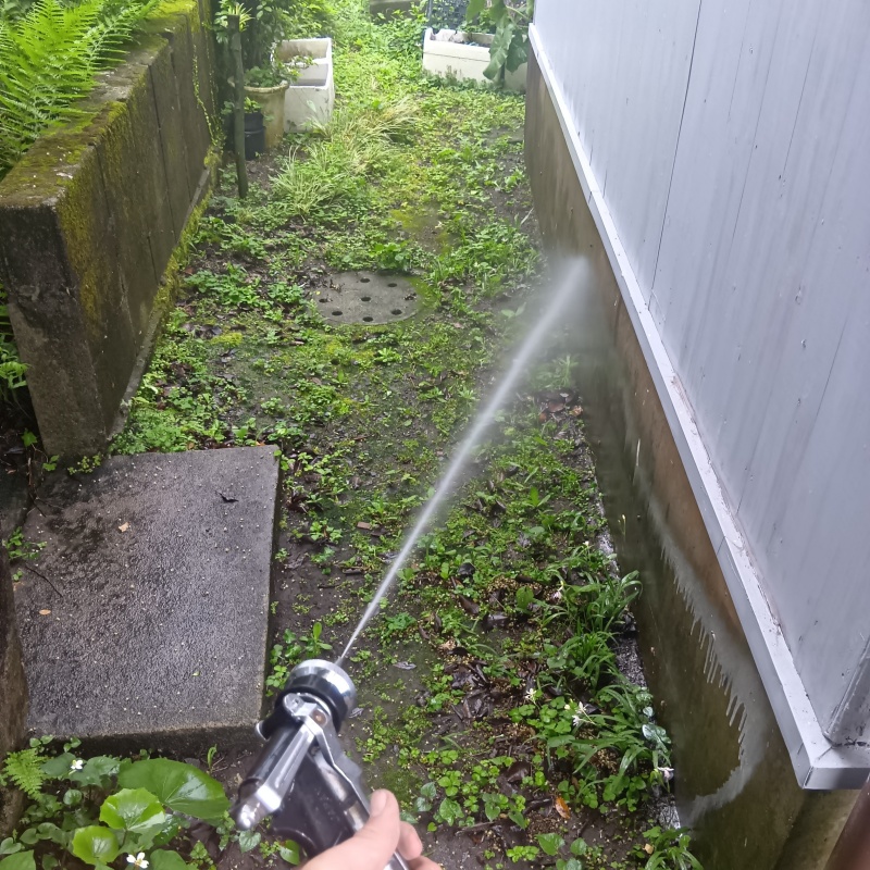 基礎まわりににシロアリ駆除剤を散布する様子