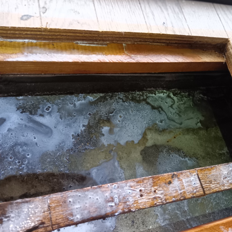 床下の土壌にシロアリ駆除剤を散布した様子