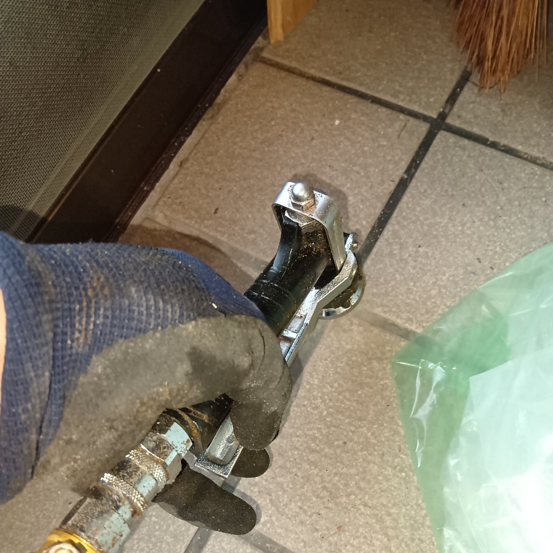 玄関の床にシロアリ駆除剤を注入する様子