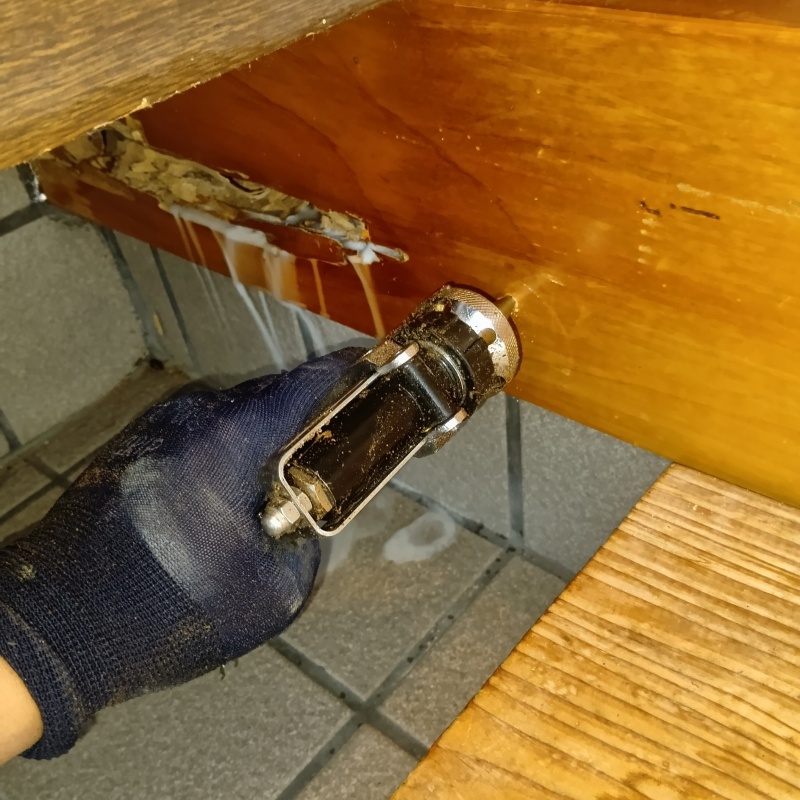 玄関の上がり框にシロアリ駆除剤を注入する様子