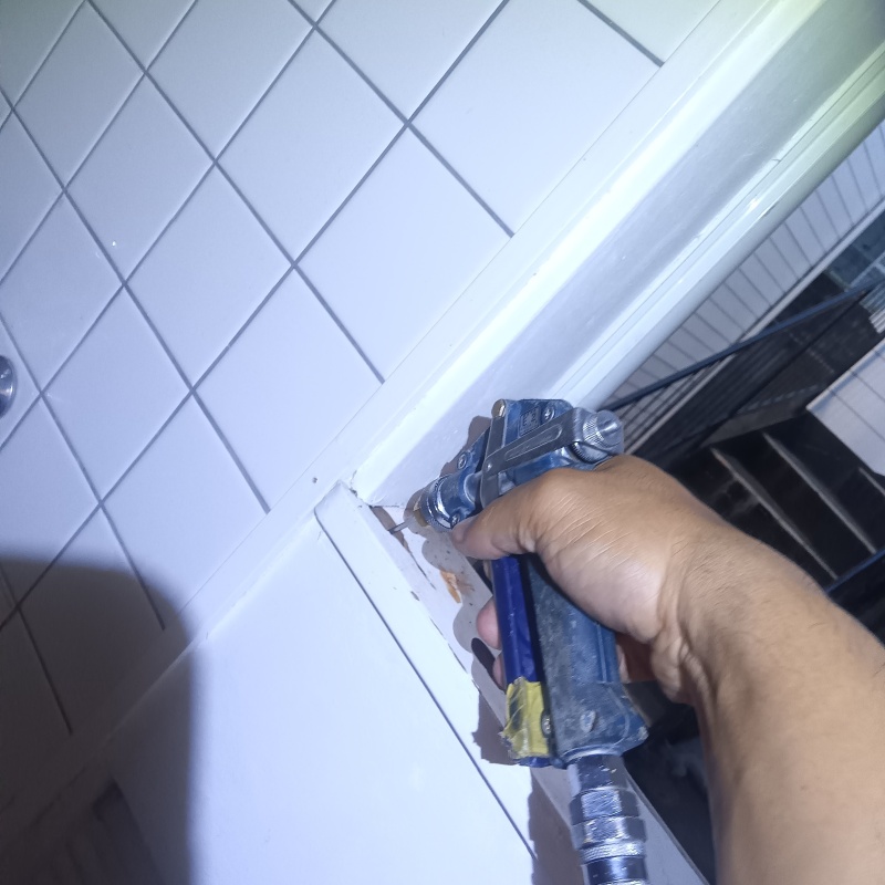 トイレの窓枠にシロアリ駆除剤を注入する様子