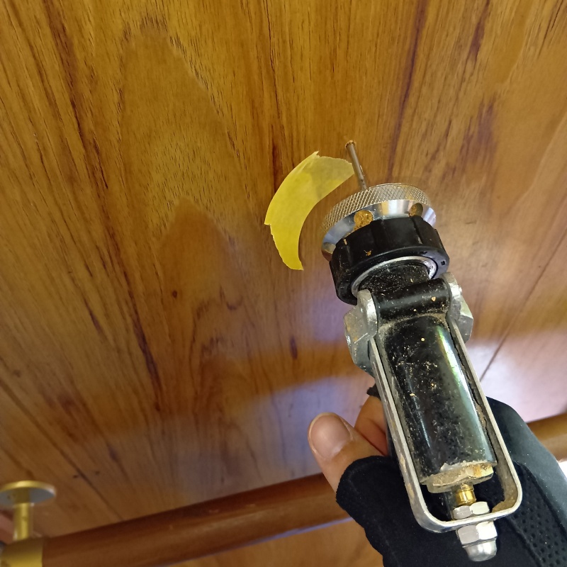 廊下の壁にシロアリ駆除剤を注入する様子