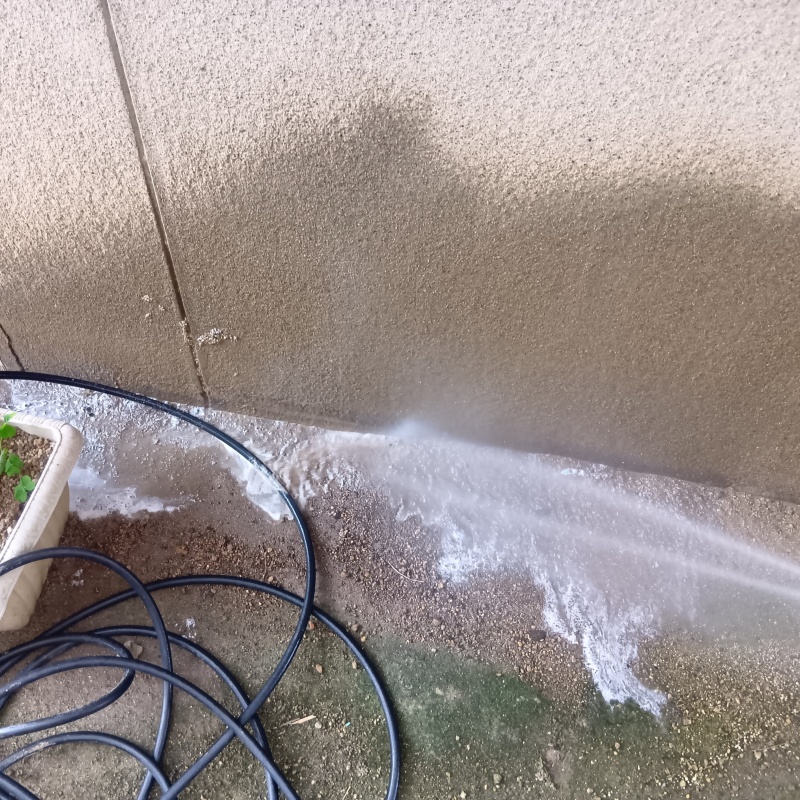 基礎まわりににシロアリ駆除剤を散布する様子