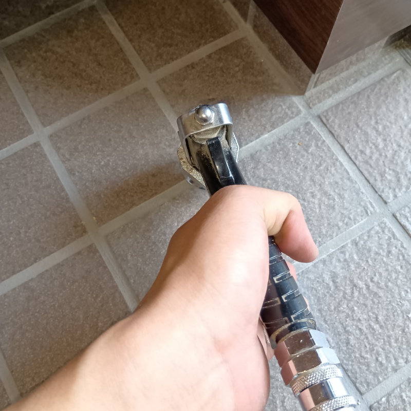 玄関の床に防蟻剤を注入する様子