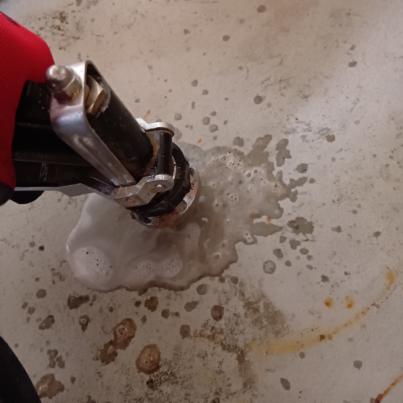 玄関の床にシロアリ駆除剤を注入する様子