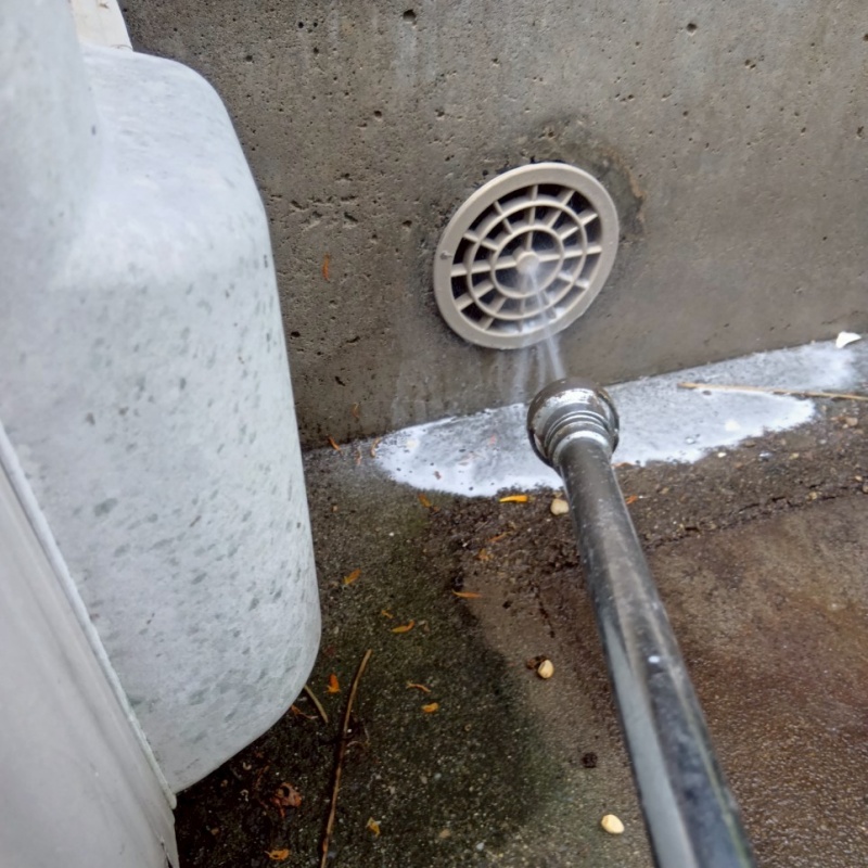 基礎まわりにシロアリ駆除剤を散布する様子