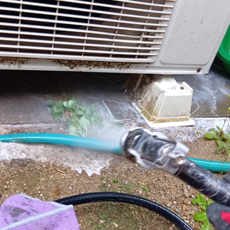基礎まわりにシロアリ駆除剤を散布する様子