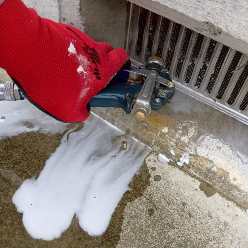 床下の土壌にシロアリ駆除剤を散布する様子