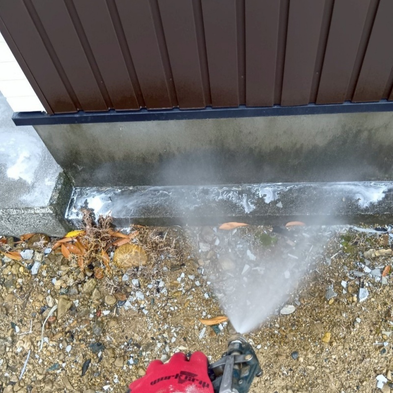 基礎まわりにシロアリ駆除剤を散布する様子