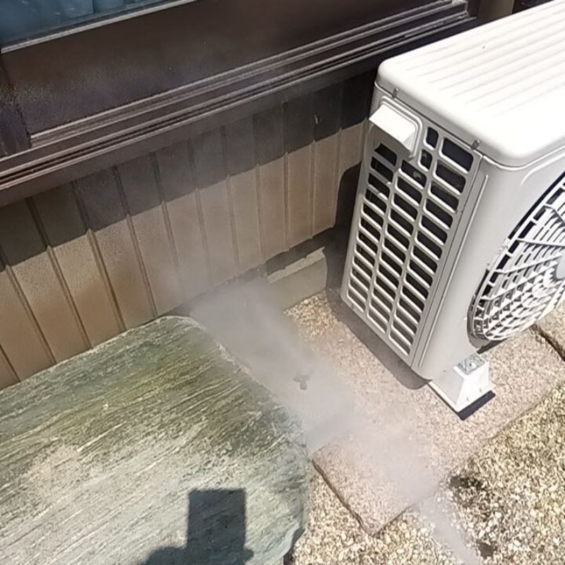 基礎まわりにシロアリ駆除剤を散布する様子