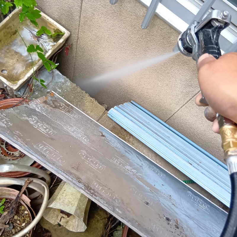 基礎まわりにシロアリ駆除剤を散布する様子