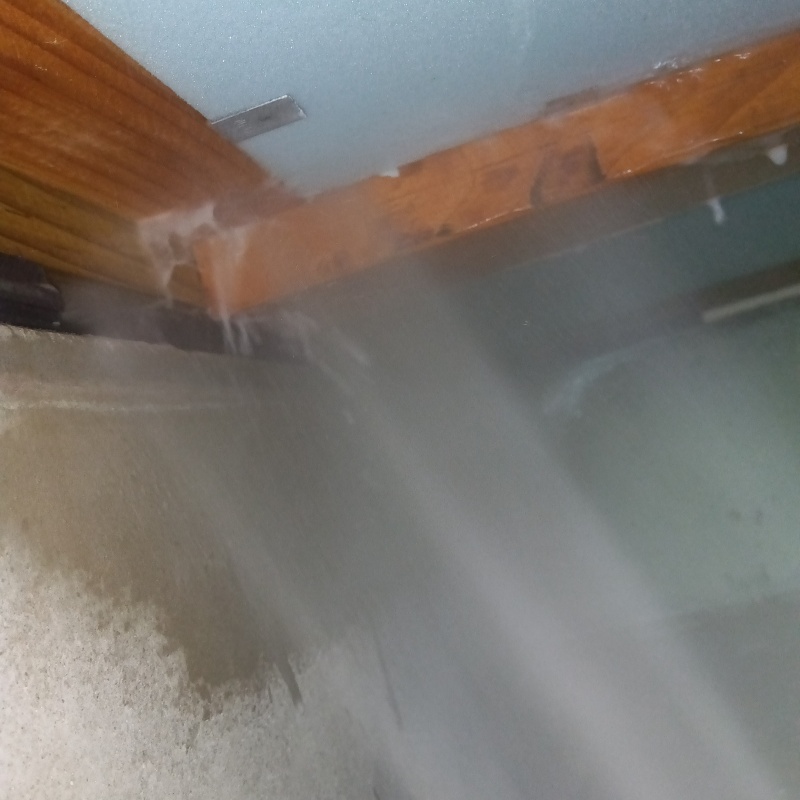 床下の木材にシロアリ駆除剤を散布する様子